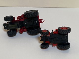 2 Tractores de Plástico Rojo