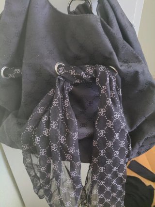 Bolso negro con estampado y lazo