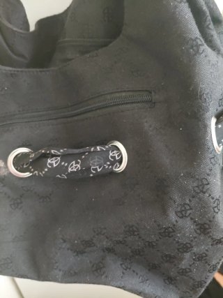 Bolso negro con estampado y lazo
