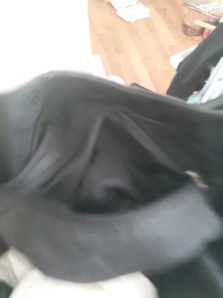 Bolso negro con estampado y lazo