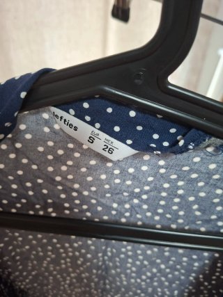 Vestido azul con lunares blancos
