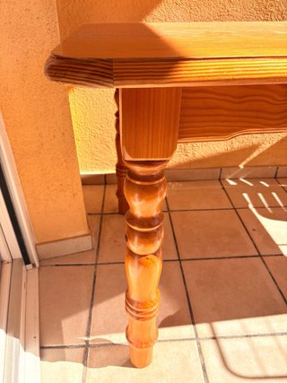 Mesa grande de madera maciza mide 1.50 x 1m