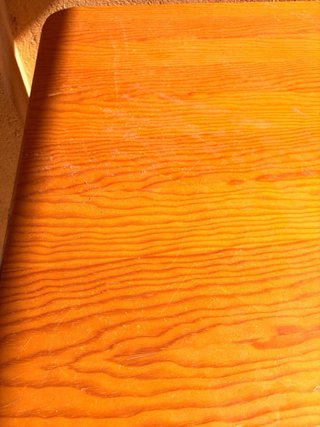 Mesa grande de madera maciza mide 1.50 x 1m
