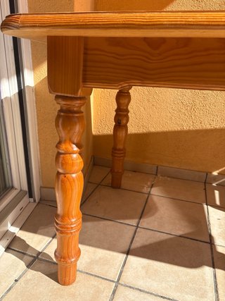 Mesa grande de madera maciza mide 1.50 x 1m