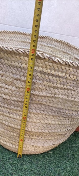 Bolso de mimbre con asas de cuero