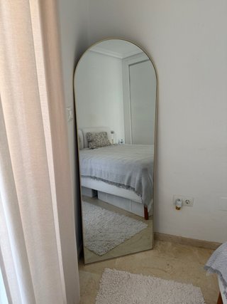Specchio a figura intera ad arco dorato