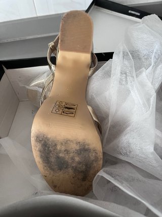 Sandalias de tacón dorado