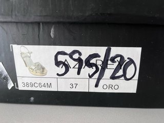 Sandalias de tacón dorado