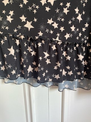 Vestido negro con estrellas beige