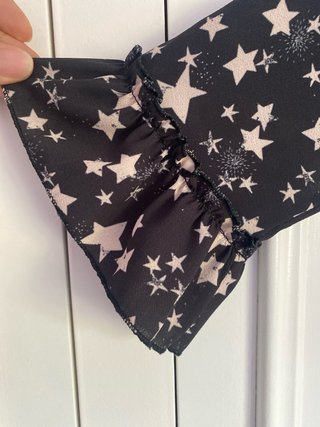 Vestido negro con estrellas beige