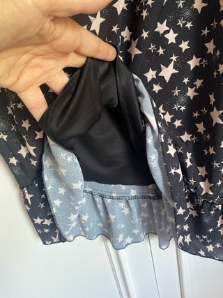 Vestido negro con estrellas beige