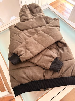 Abrigo infantil marrón con capucha