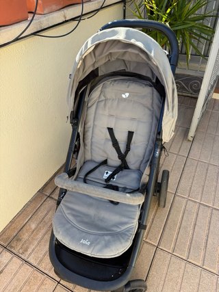 Carrito de bebé Joie gris