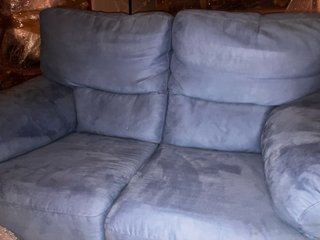 Sofá como nuevo de 2 plazas de terciopelo azul