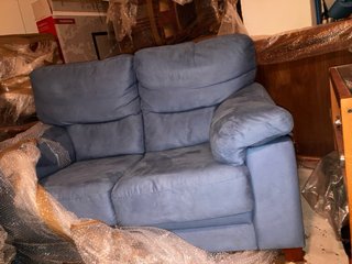 Sofá como nuevo de 2 plazas de terciopelo azul