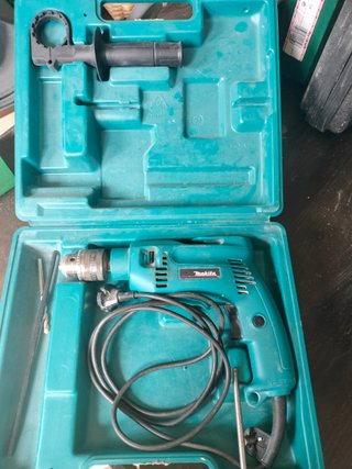 Taladro Makita con maletín y accesorios