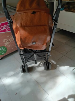 Carro de bebé naranja y negro