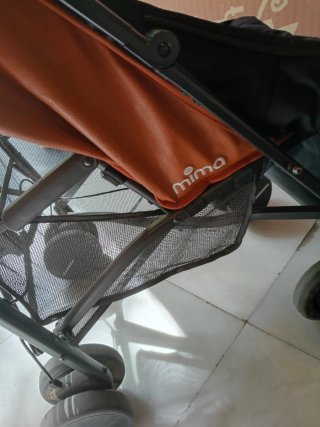 Carro de bebé naranja y negro