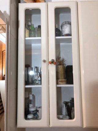 Armario de baño blanco con puertas de cristal