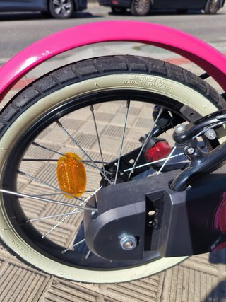 Bicicleta infantil B'TWIN negra-rosa con ruedines
