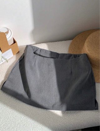 Falda corta gris con pantalón incorporado