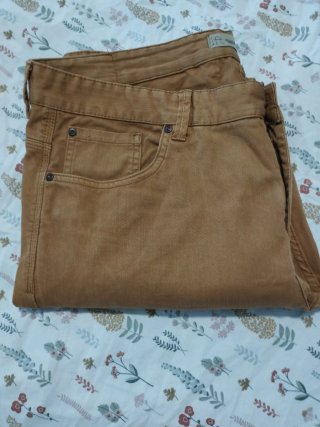 Pantalón vaquero hombre mostaza talla 48
