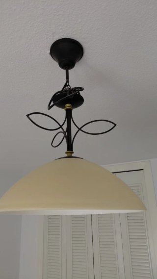 Perchero de forja, barra de cortinas y lámpara