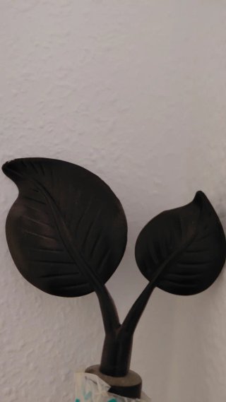 Perchero de forja, barra de cortinas y lámpara