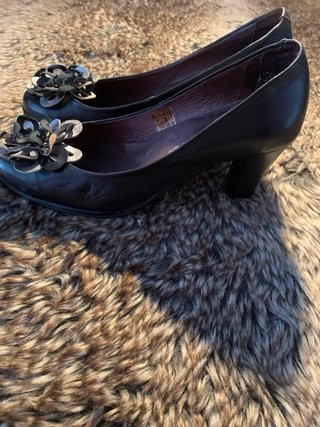 Zapatos Laura Azaña Negros con Flor Plata