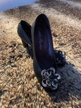 Zapatos Laura Azaña Negros con Flor Plata