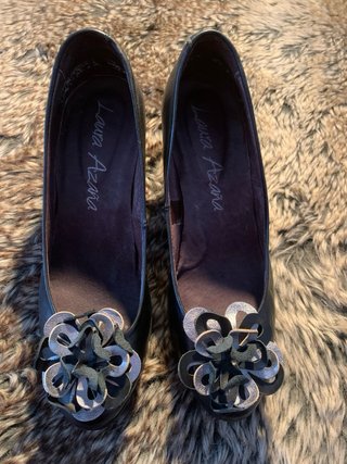 Zapatos Laura Azaña Negros con Flor Plata