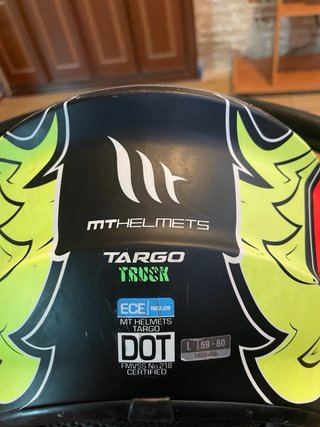 Casco de moto con diseño llamativo