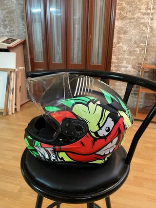 Casco de moto con diseño llamativo