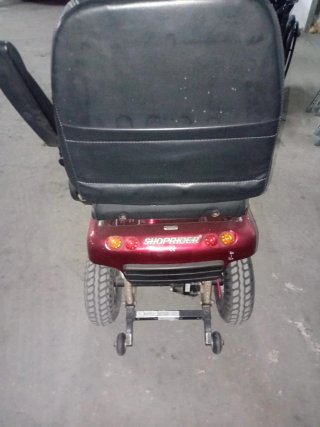 Moto eléctrica scooter negra y roja