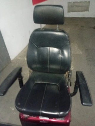 Moto eléctrica scooter negra y roja