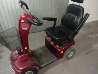 Moto eléctrica scooter negra y roja