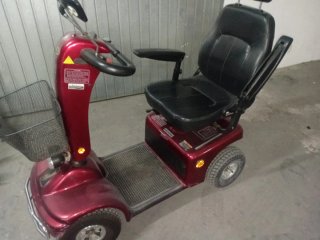 Moto eléctrica scooter negra y roja