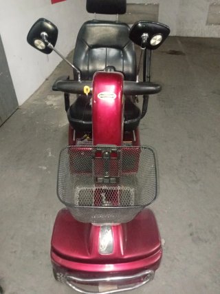 Moto eléctrica scooter negra y roja
