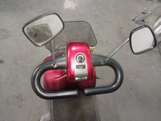 Moto eléctrica scooter negra y roja