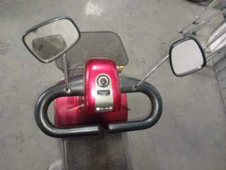 Moto eléctrica scooter negra y roja