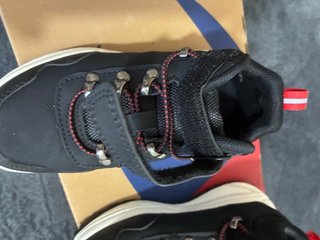 Zapatillas deportivas negras y rojas