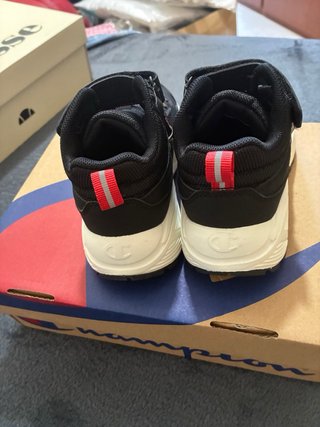 Zapatillas deportivas negras y rojas