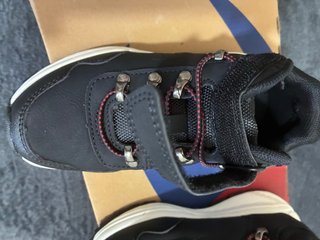 Zapatillas deportivas negras y rojas