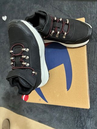 Zapatillas deportivas negras y rojas