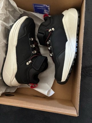 Zapatillas deportivas negras y rojas