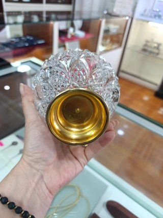 Bombonera de cristal y metal dorada