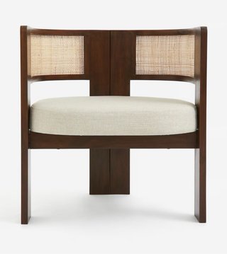 Silla Lounge de caoba con asiento ratán.