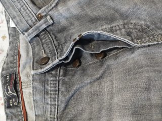 Pantalón vaquero gris desgastado pierna recta