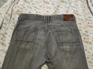 Pantalón vaquero gris desgastado pierna recta