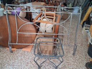 Cama de forja restaurada con mesillas